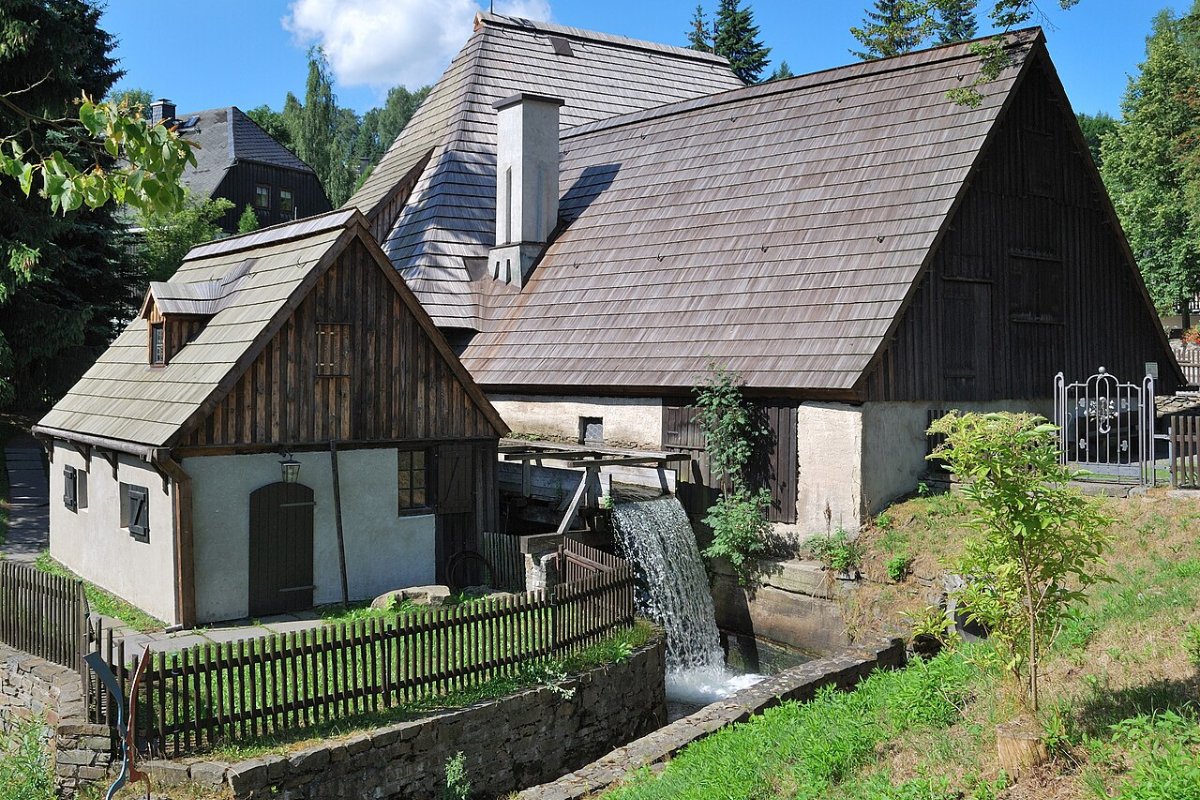Edifício do Frohnauer Hammer, antiga forja movida a água em Annaberg-Buchholz, na Saxônia