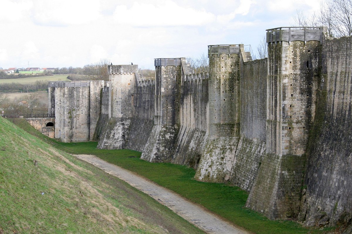 Muralhas medievais de Provins, cidade das feiras de Champagne, com torres e fosso gramado