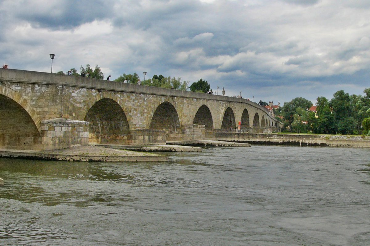 Steinerne Brücke, a Ponte de Pedra do século XII sobre o rio Danúbio, em Regensburg