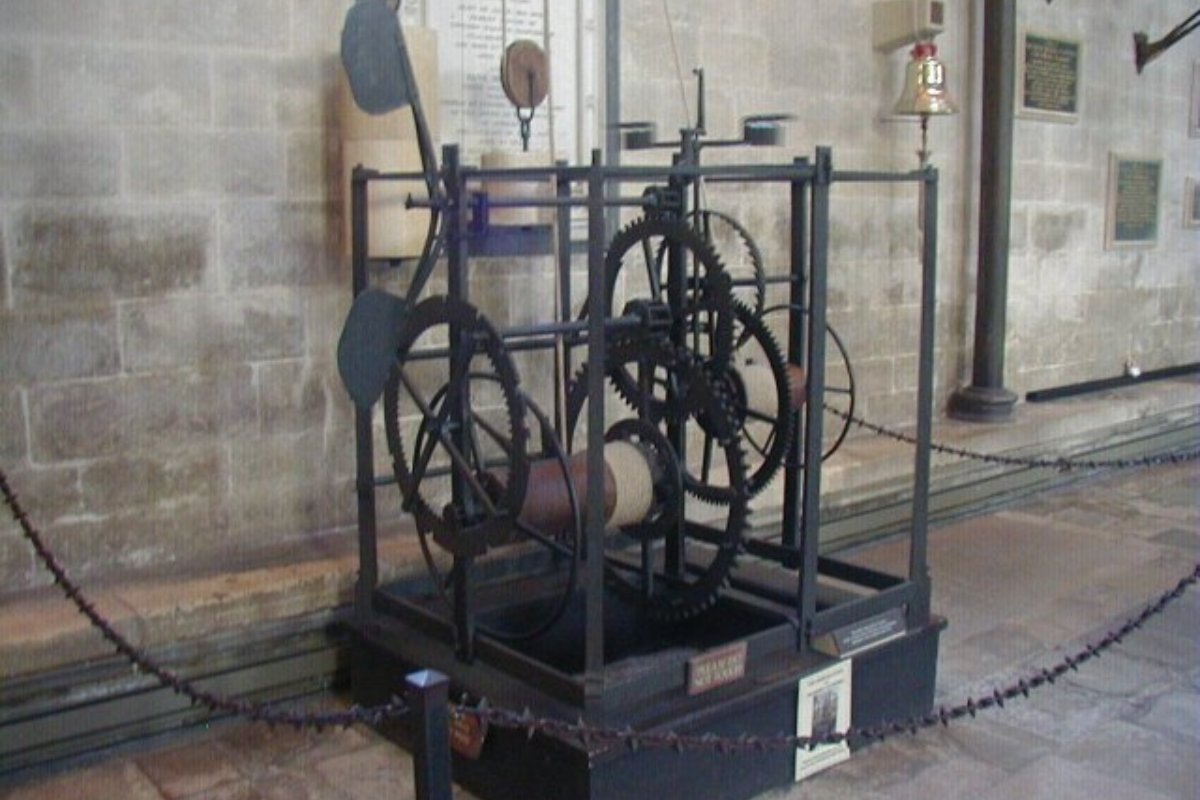 Mecanismo de ferro do relógio medieval da Catedral de Salisbury, sem mostrador