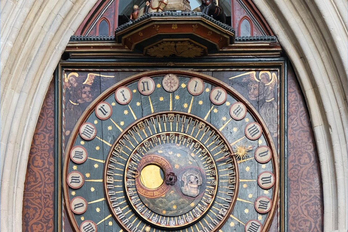 Mostrador astronômico do relógio da Catedral de Wells, com Terra no centro e Sol e Lua ao redor