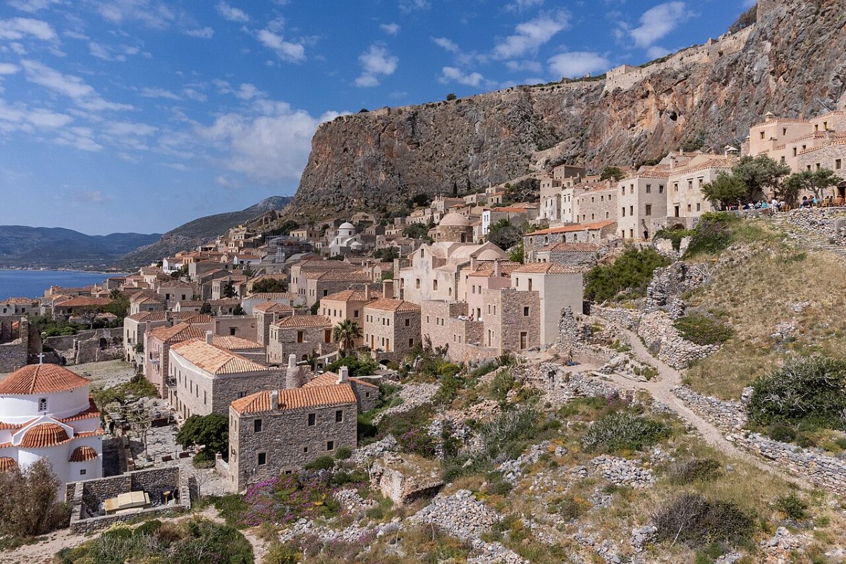 Vista aérea de Monemvasia, com a cidade baixa murada aos pés do rochedo e o mar Egeu ao redor