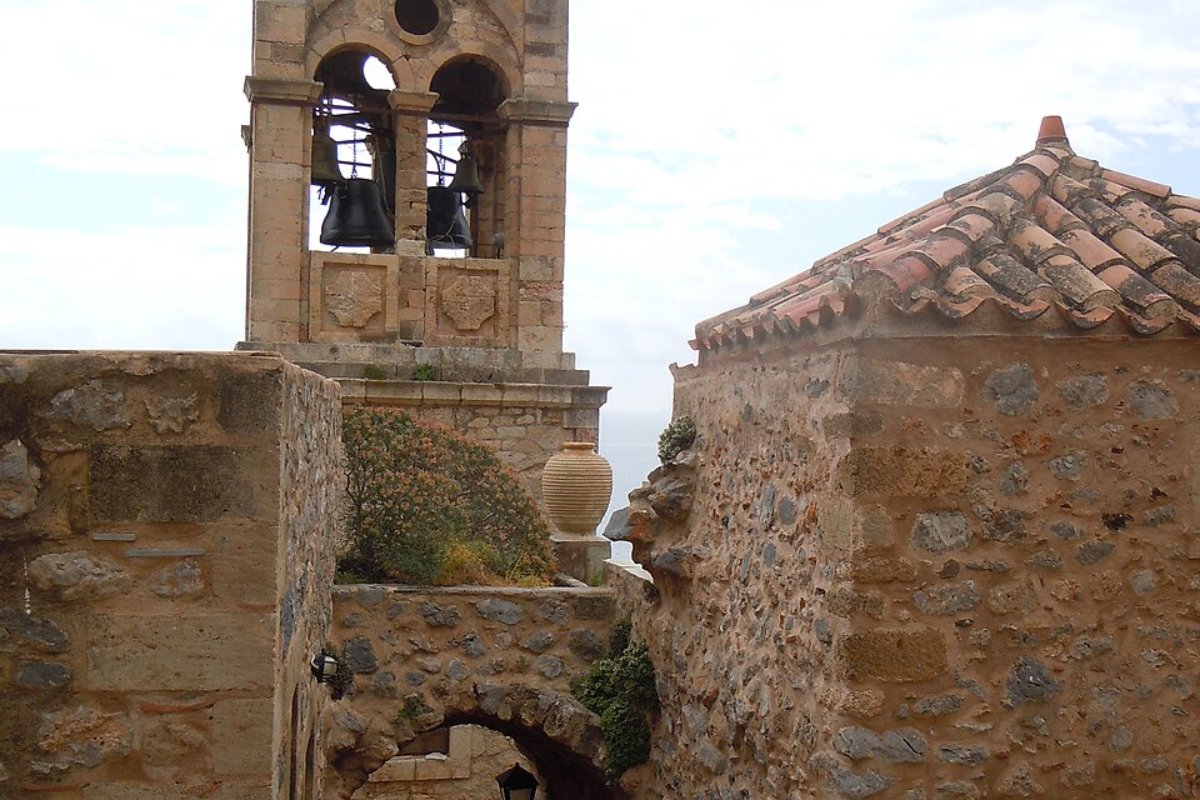 Campanário da igreja de Elkomenos Christos na praça principal de Monemvasia