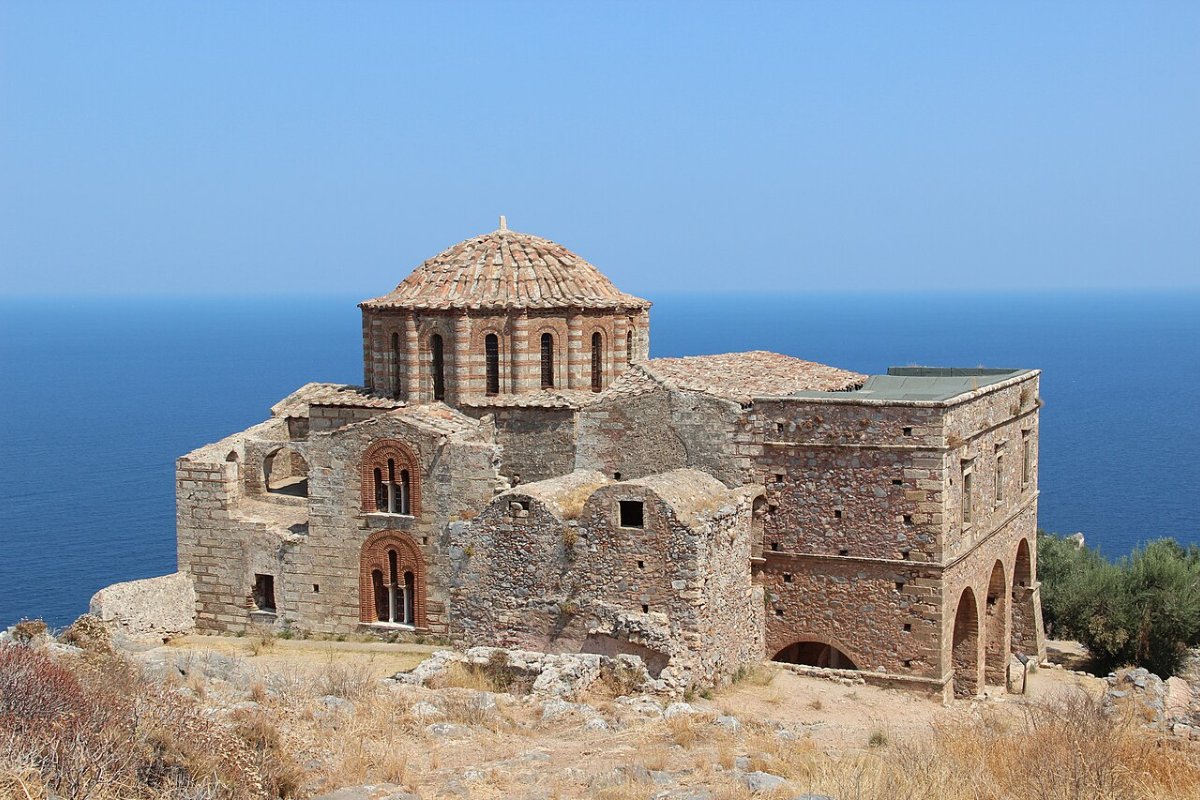 Igreja bizantina de Hagia Sophia no alto do penhasco de Monemvasia, com vista para o mar