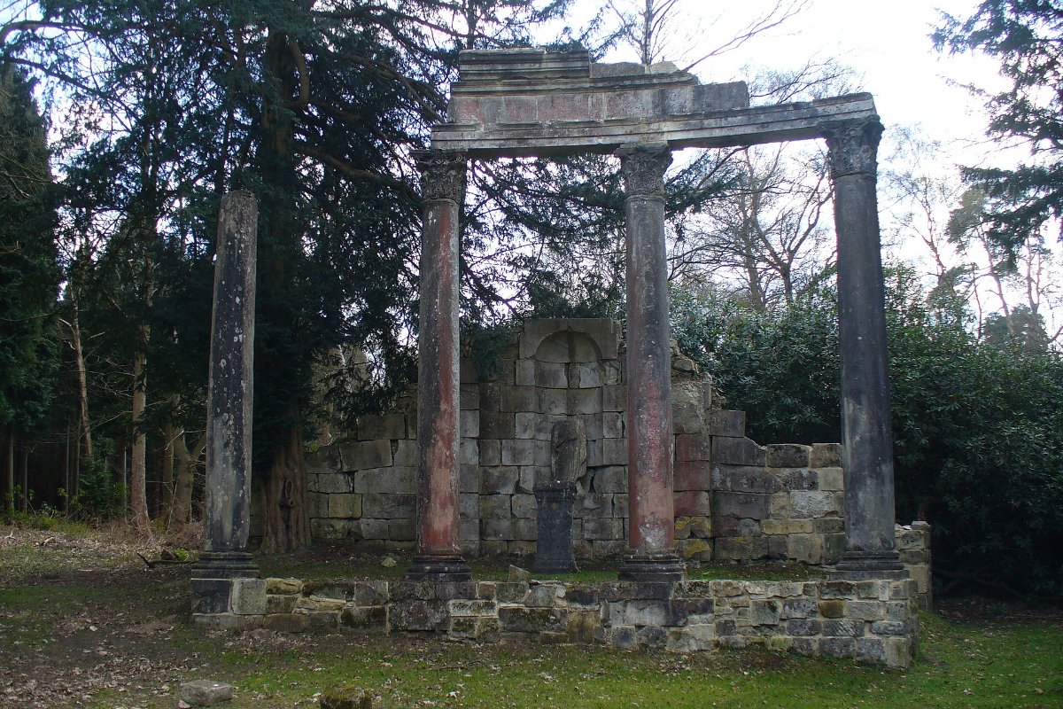Colunas romanas das ruínas de Leptis Magna remontadas às margens de Virginia Water, no Windsor Great Park