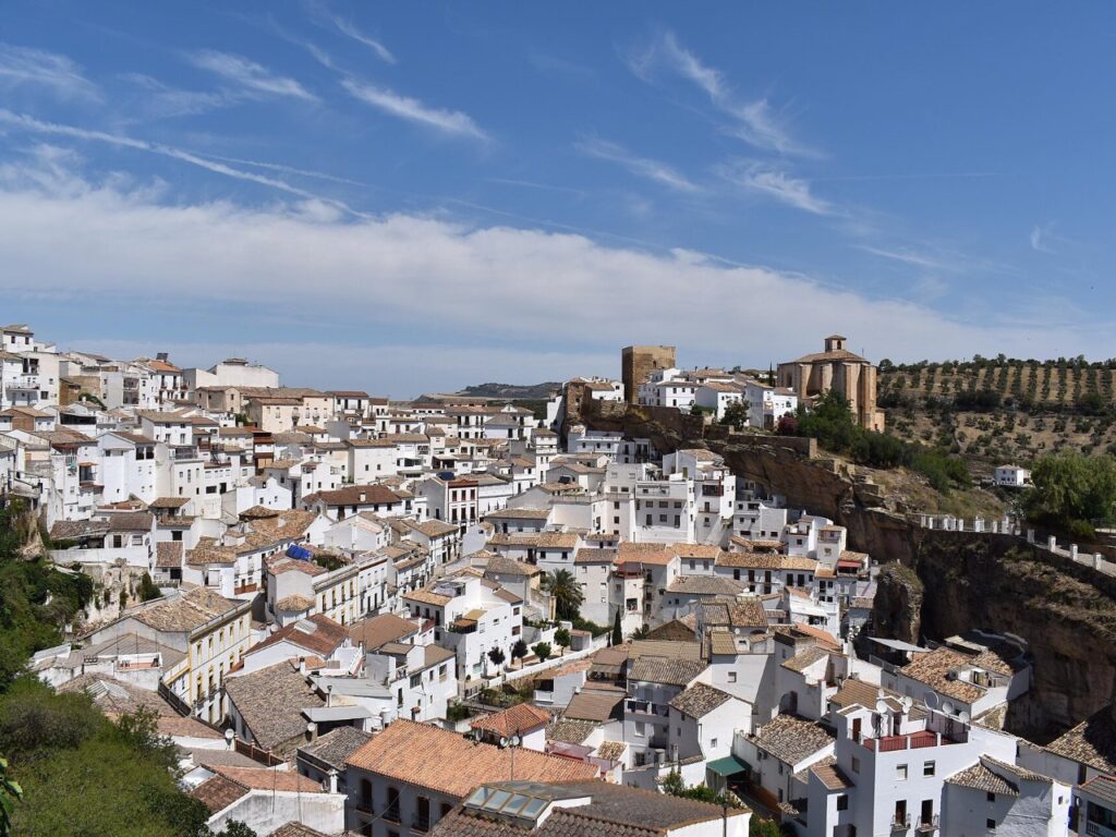 Casas brancas de Setenil de las Bodegas encaixadas no vale rochoso, perto de Ronda