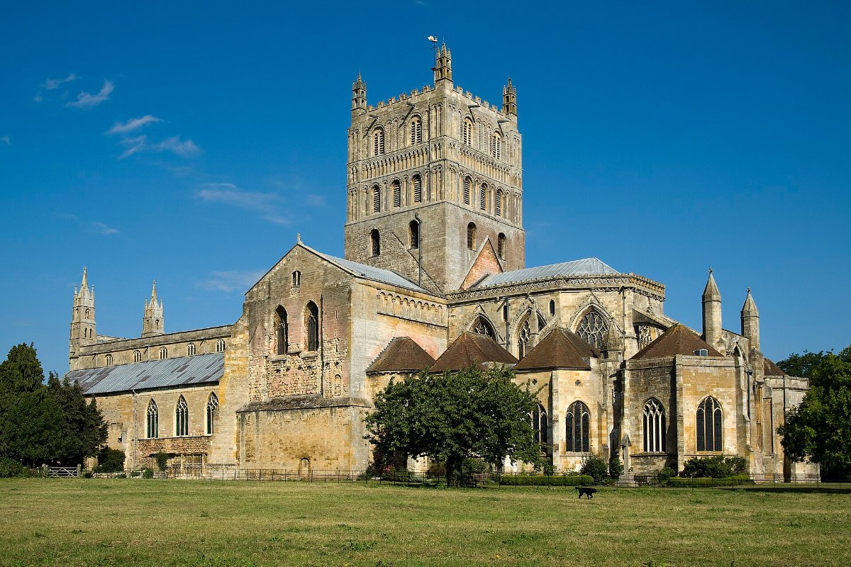 Abadia de Tewkesbury, igreja românica com grande torre central, na Inglaterra