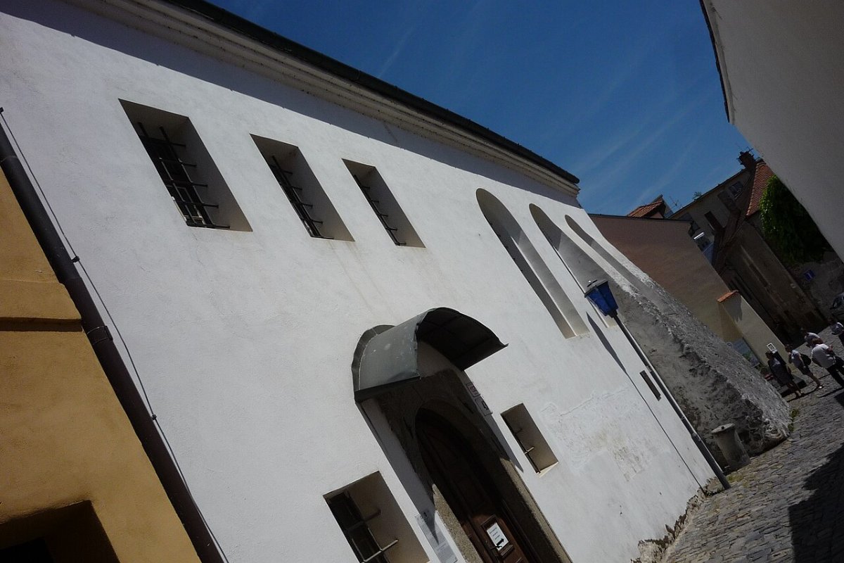 Fachada branca da Sinagoga dos Fundos (Zadní synagoga), no bairro judeu de Třebíč