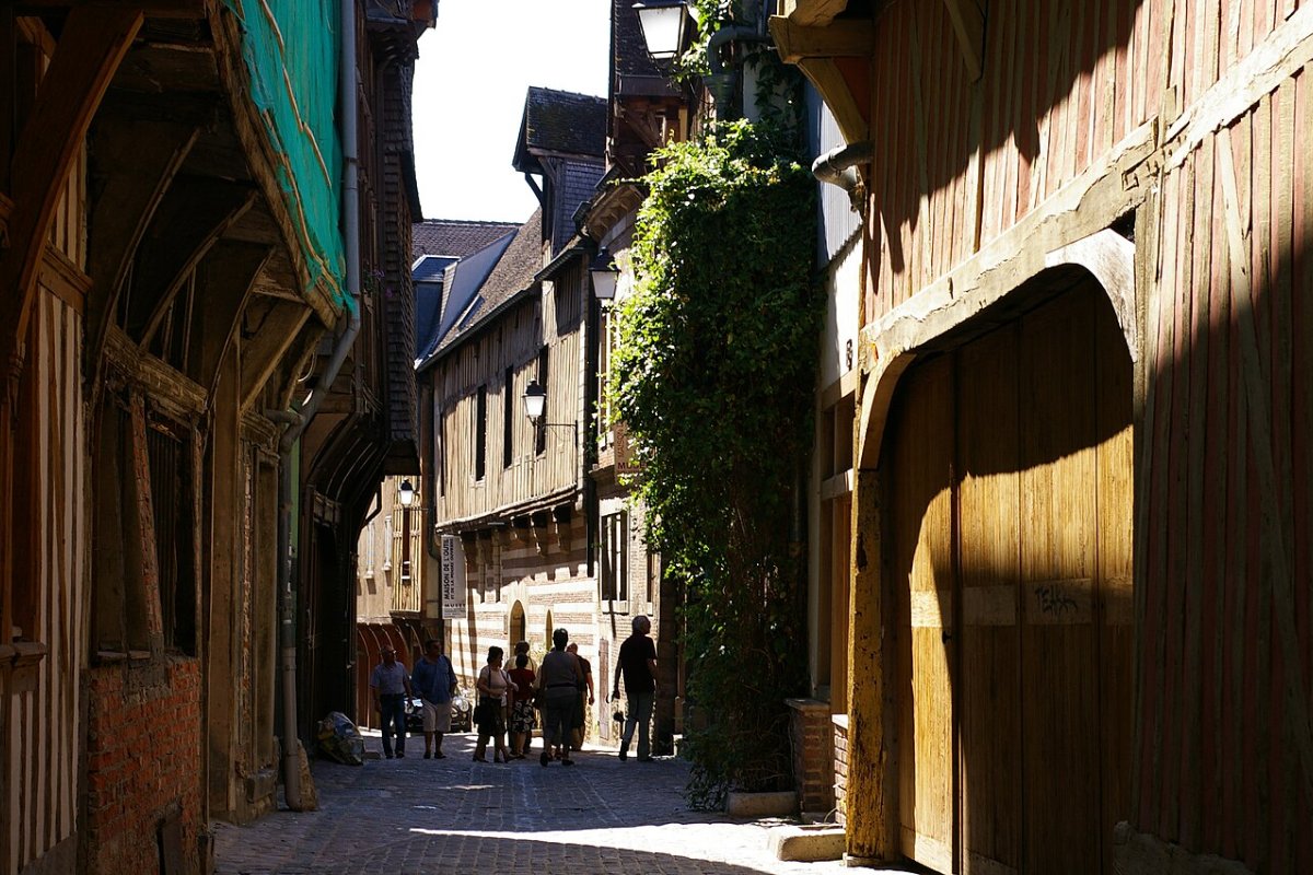 Rua com casas em enxaimel no centro histórico de Troyes