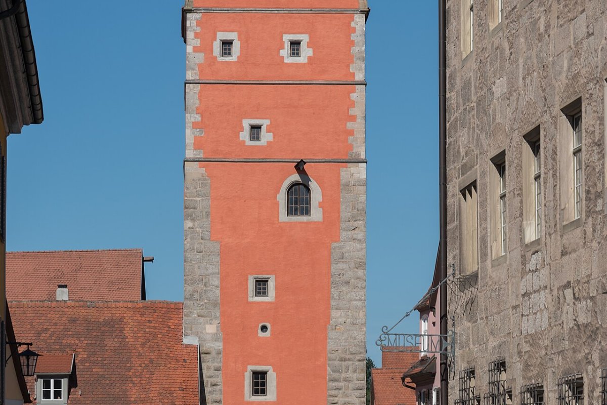 Wörnitztor, o portão mais antigo de Dinkelsbühl, com torre de telhado íngreme